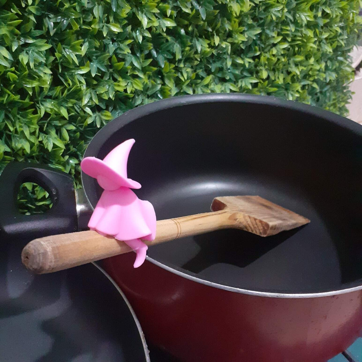 Witch lid lifter that keeps pots from boiling over