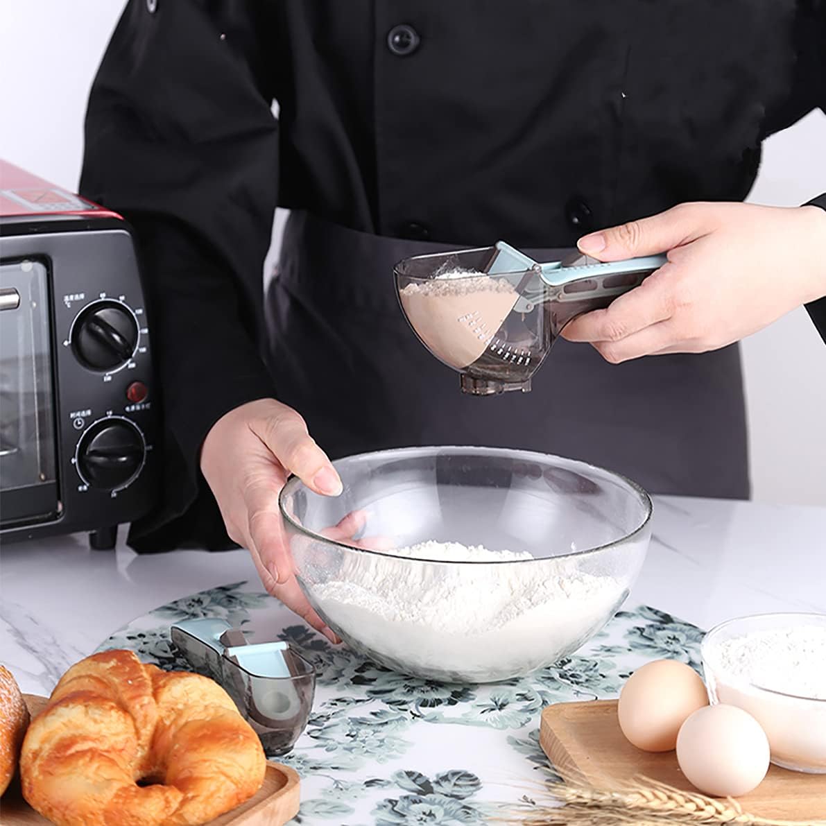 All-in-one adjustable measuring spoon