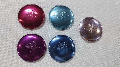 Compact foldable mirror, stars design