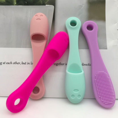 Finger face brush for cleaning around the nose