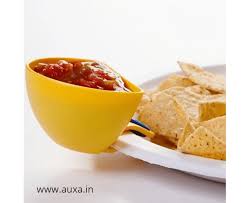 Clip-on sauce dish for plates and bowls