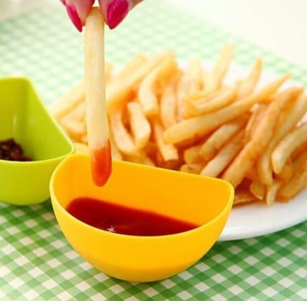 Dipping sauce clip that attaches to the side of a plate