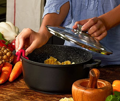 Man lid holder placed under a pot lid to let steam escape
